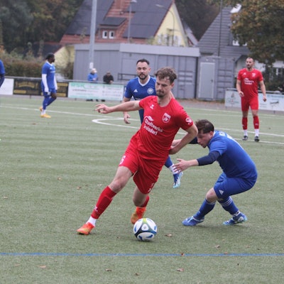 Fußball kreisliga A Stadtduell und Platzduell zwischen Hellas Troisdorf und SF Troisdorf 05
Connor Kaiser umkurvt Chris Papadopoulos