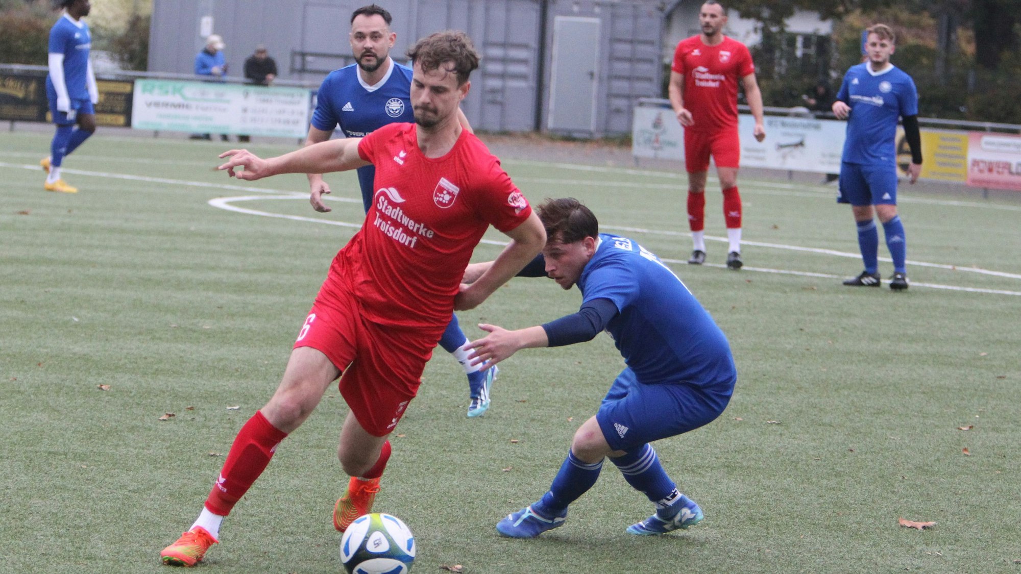 Fußball kreisliga A Stadtduell und Platzduell zwischen Hellas Troisdorf und SF Troisdorf 05
Connor Kaiser umkurvt Chris Papadopoulos