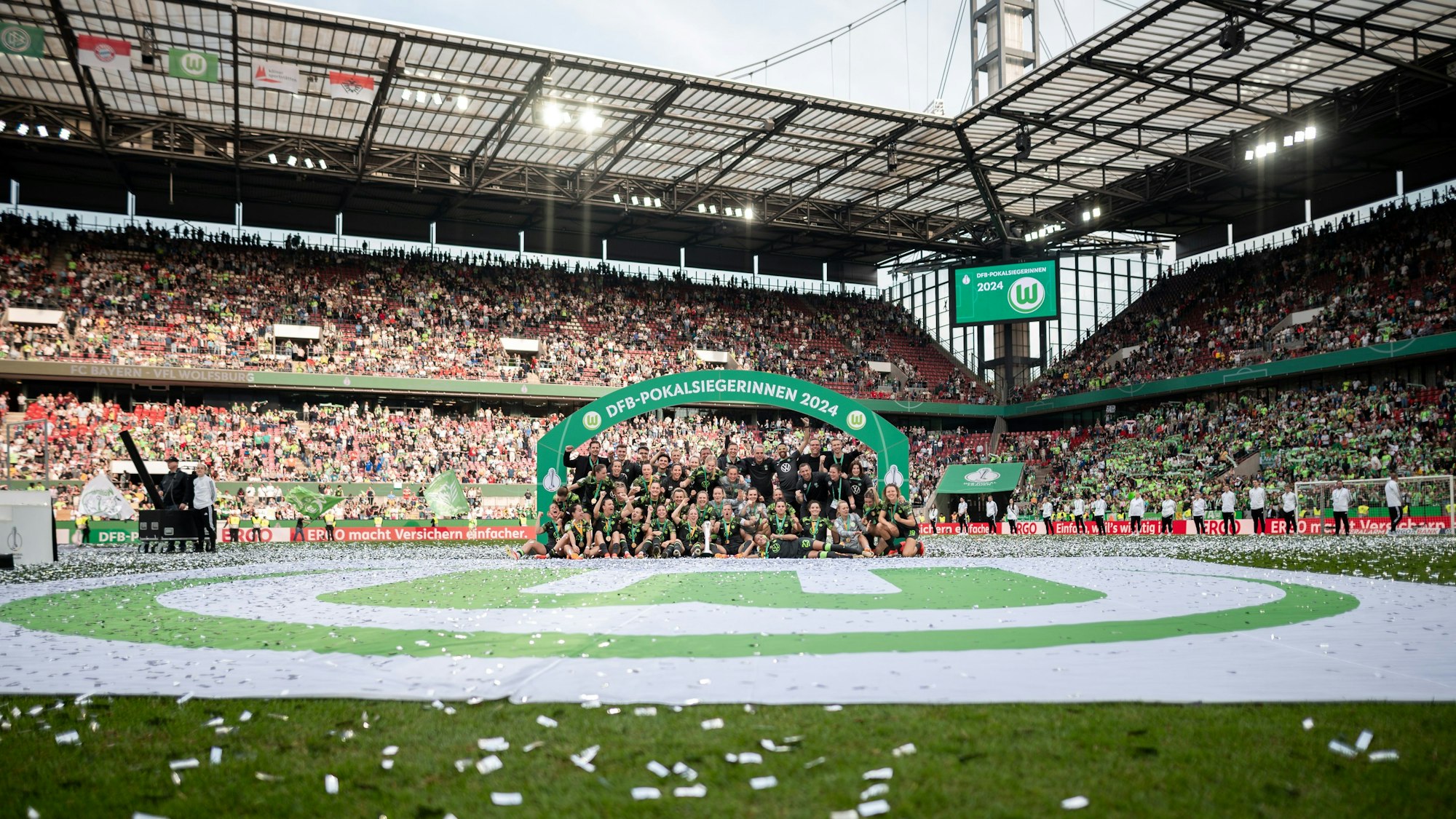 ARCHIV - 09.05.2024, Nordrhein-Westfalen, Köln: Fußball, Frauen: DFB-Pokal, VfL Wolfsburg - Bayern München, Finale, RheinEnergieStadion. Die Spielerinnen des VfL Wolfsburg feiern ihren Sieg. Die Fußballerinnen des VfL Wolfsburg haben zum zehnten Mal in Serie den DFB-Pokal gewonnen. Das Team siegte mit 2:0 (2:0) gegen Meister FC Bayern München. (zu dpa: «Pokalfinale der Fußballerinnen bis mindestens 2030 in Köln») Foto: Fabian Strauch/dpa +++ dpa-Bildfunk +++