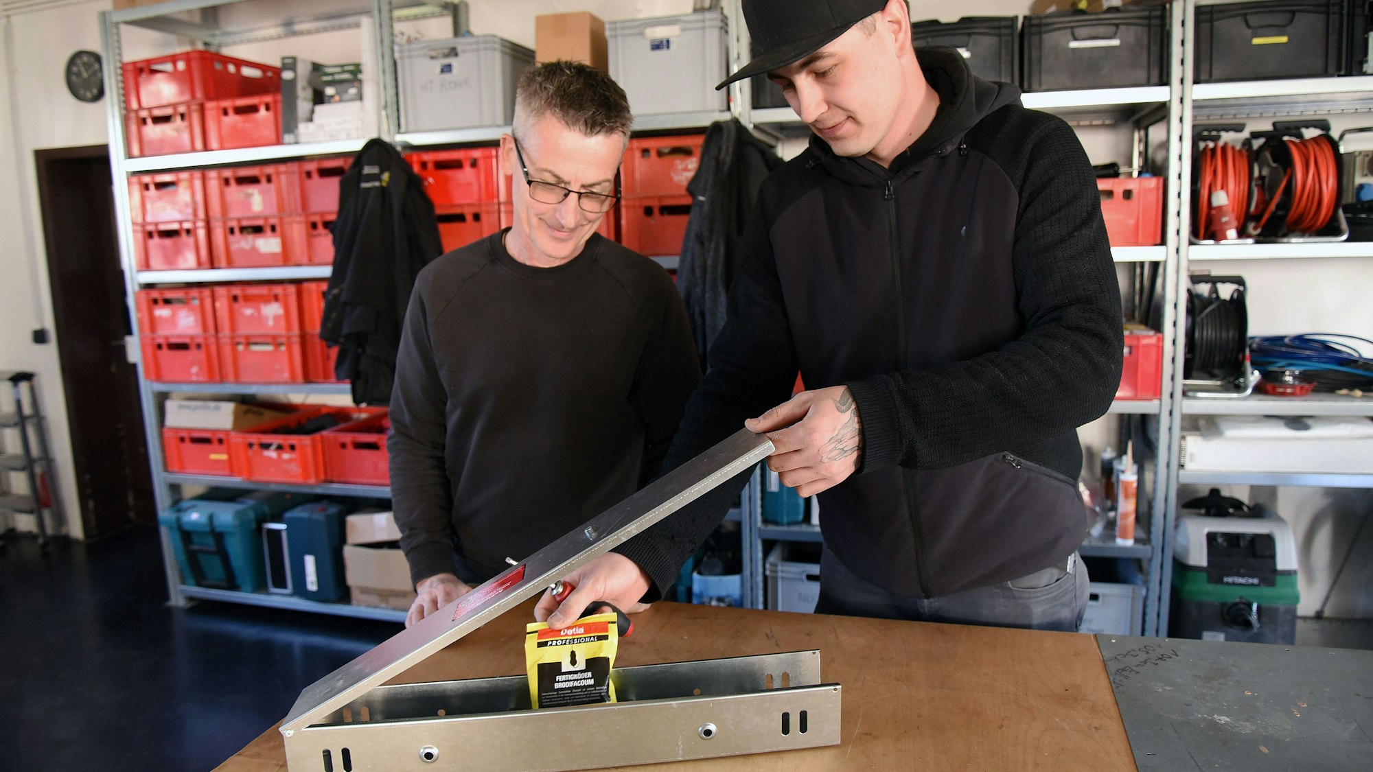 Machen ungebetenen Gästen den Garaus: Marco (links) und Marcel Friederichs aus der Morsbacher Ortschaft Bitze arbeiten als Schädlingsbekämpfer. MF Schädlingsbekämpfung hießt ihr Unternehmen.