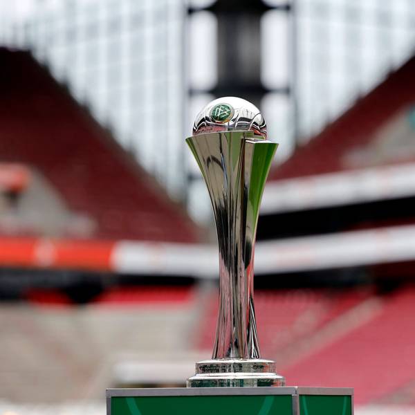 Der DFB-Pokal der Frauen zu sehen bei der Pressekonferenz zur Austragung des DFB-Pokalfinale der Frauen zwischen FC Bayern München und SV Werder Bremen im RheinEnergieStadion in Köln.