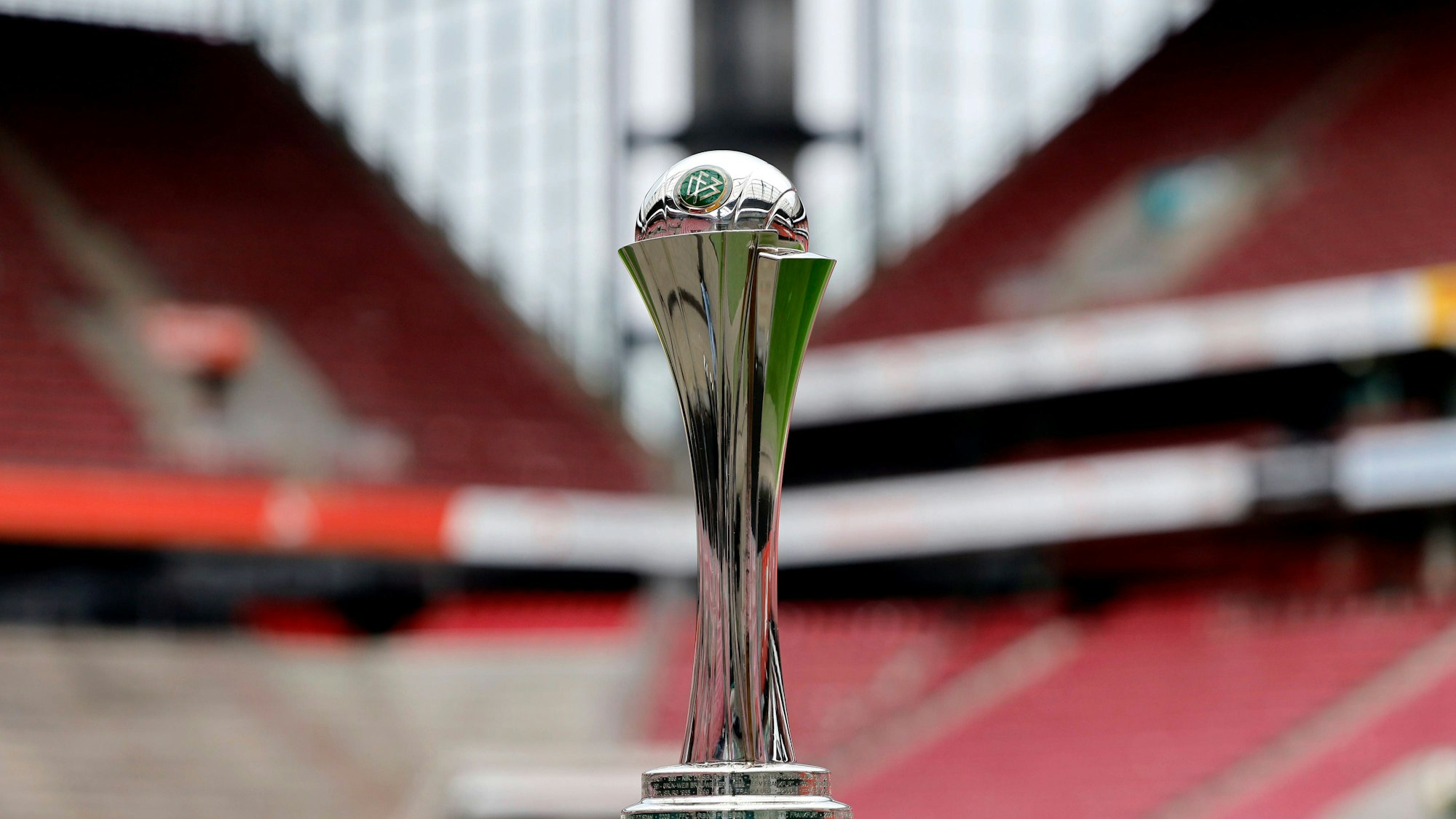 Der DFB-Pokal der Frauen zu sehen bei der Pressekonferenz zur Austragung des DFB-Pokalfinale der Frauen zwischen FC Bayern München und SV Werder Bremen im RheinEnergieStadion in Köln.