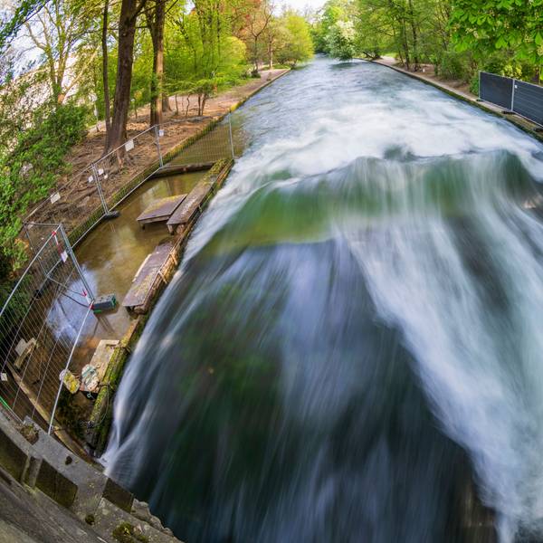 Die Eisbachwelle im Englischen Garten in München ist nach einem Surf-Unfall weiterhin gesperrt.