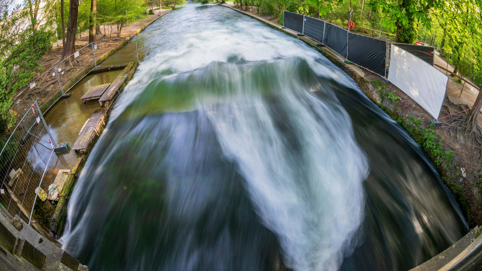 Die Eisbachwelle im Englischen Garten in München ist nach einem Surf-Unfall weiterhin gesperrt.
