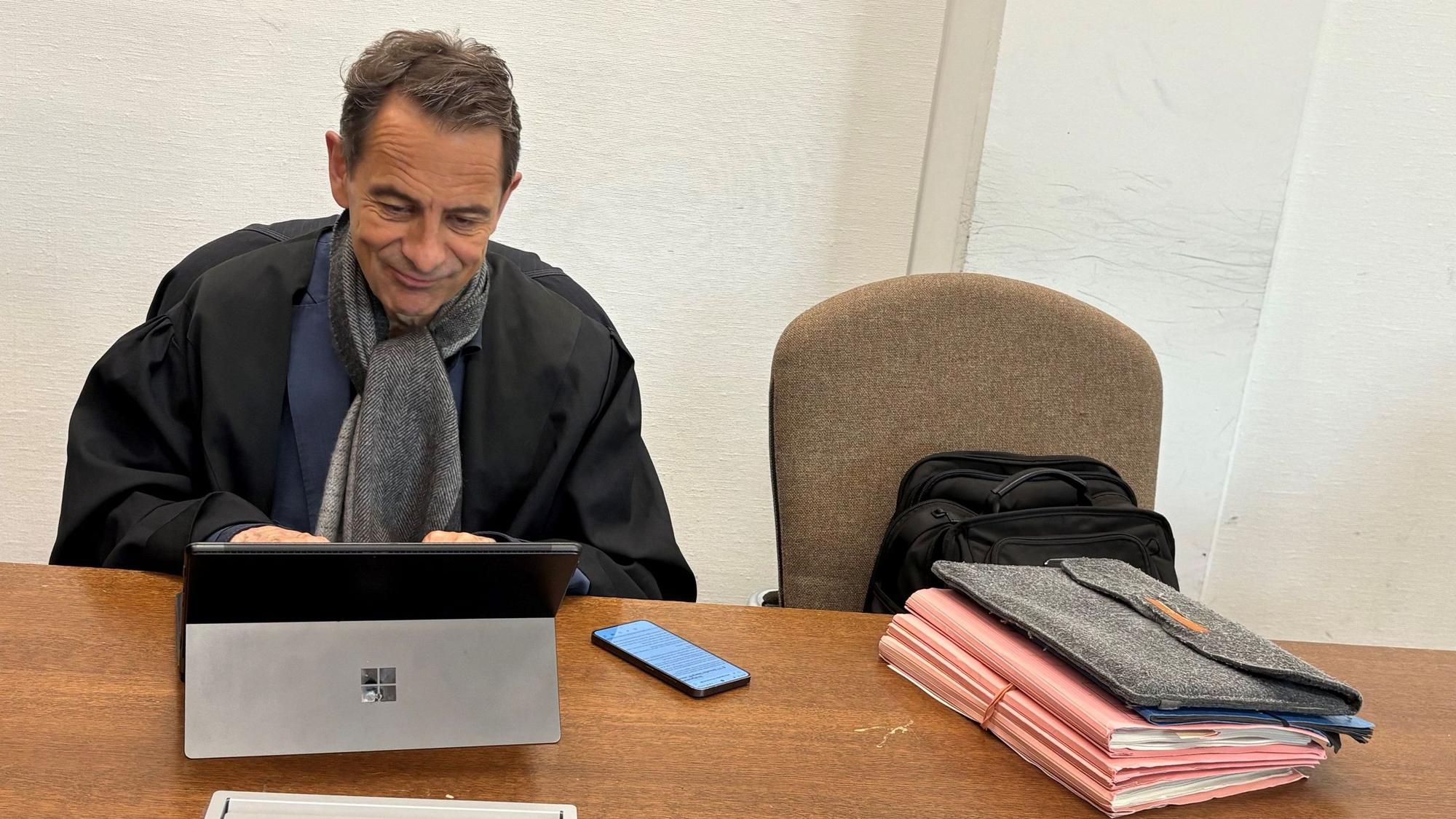 Verteidiger Thomas Gros wartete im Kölner Landgericht vergeblich auf seinen Mandanten.