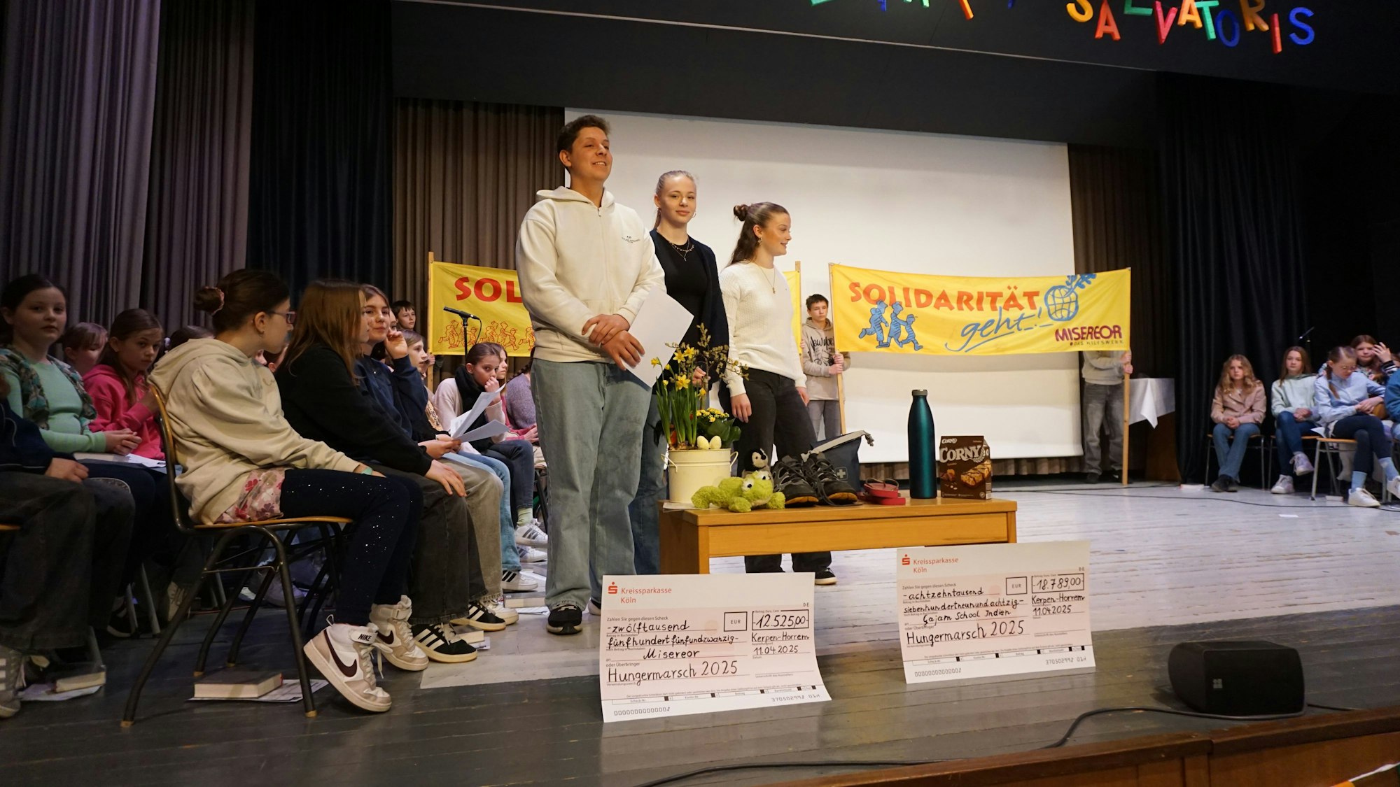 Das Foto zeigt Schüler auf der Bühne.