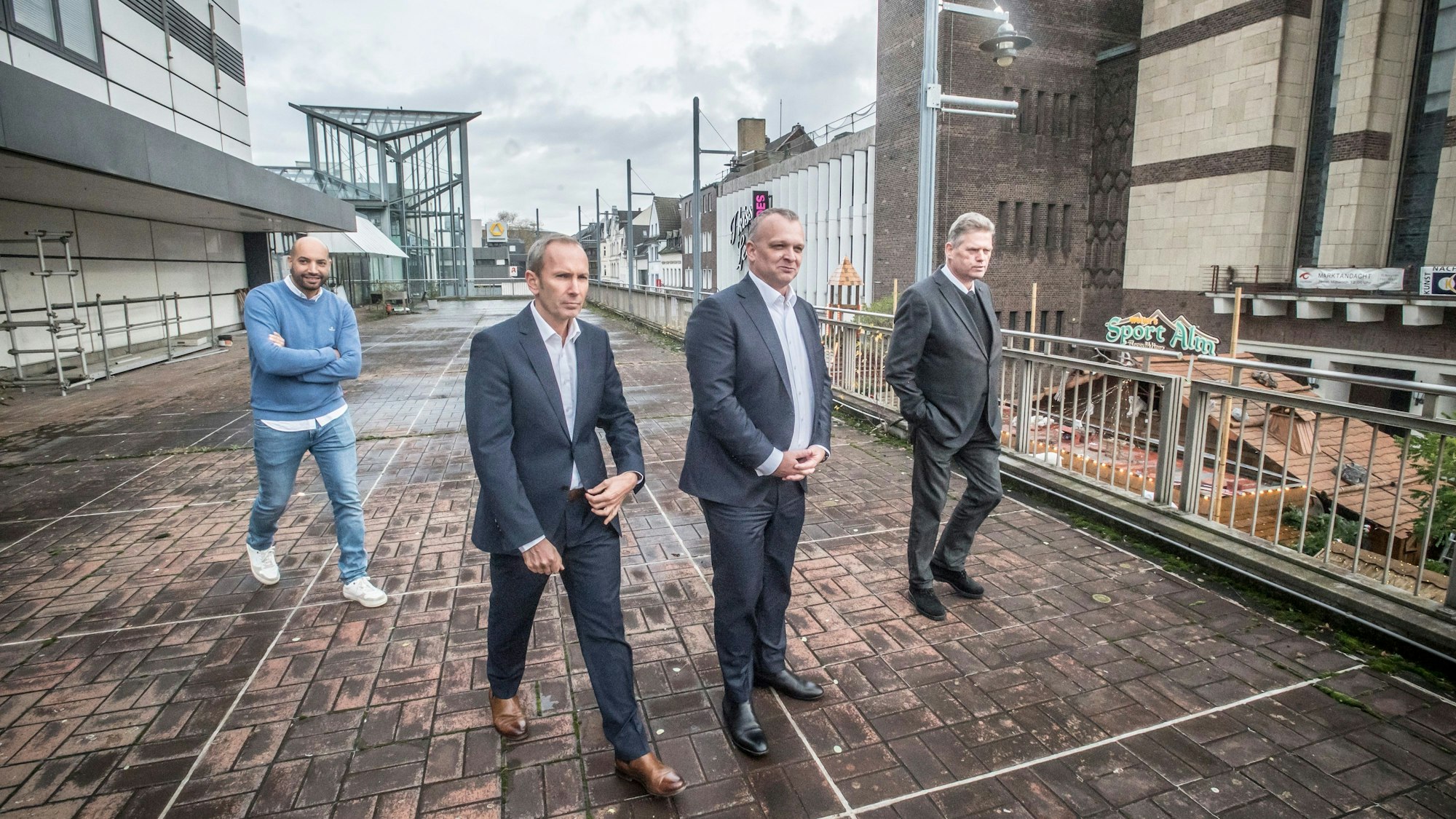Abdelaziz Rachidi (Decathlon, Leiter Expansion NRW), Björn Krischick, Markus Märtens, Michael Molitor auf der Terrasse des ehemaligen Kaufhof