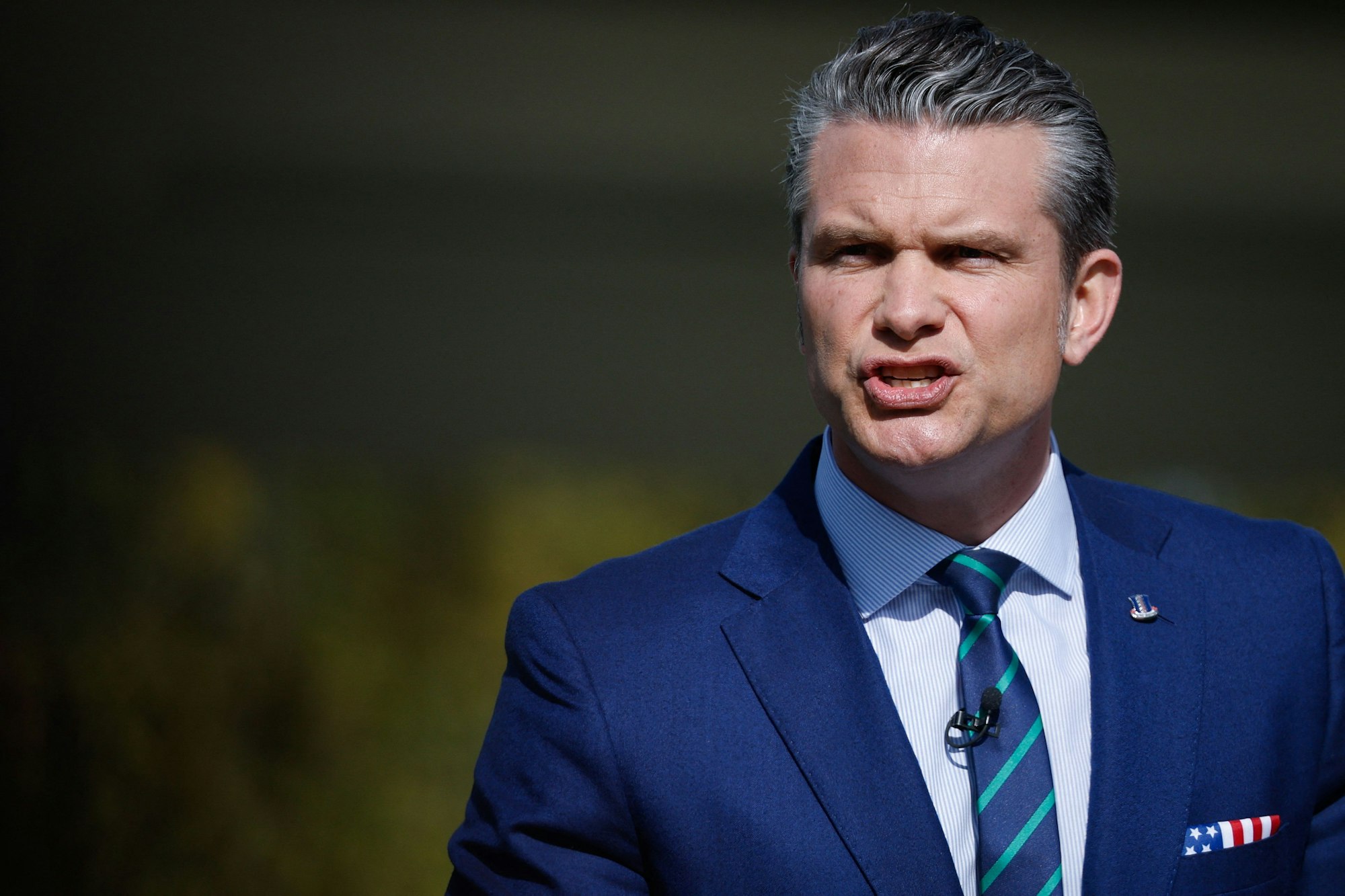 Pete Hegseth mit seinem Einstecktuch mit der US-Flagge im Jackett. Die ganze Chat-Affäre sei eine Intrige, behauptet er.