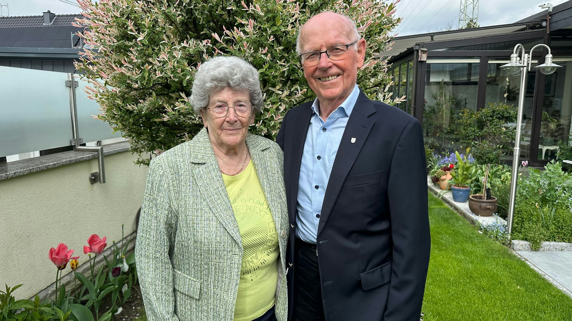 Helmut und Margarete Weber im Garten ihres Hauses, den der Ehemann liebevoll pflegt.