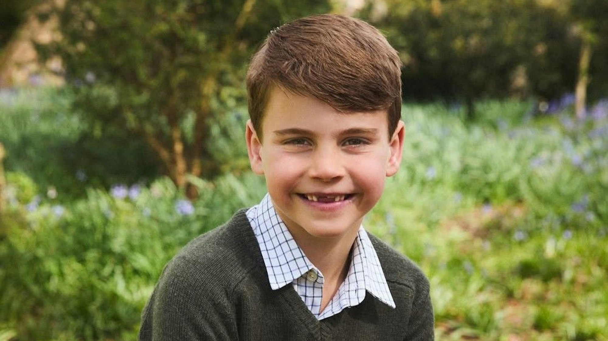 Prinz Louis lächelt in die Kamera.