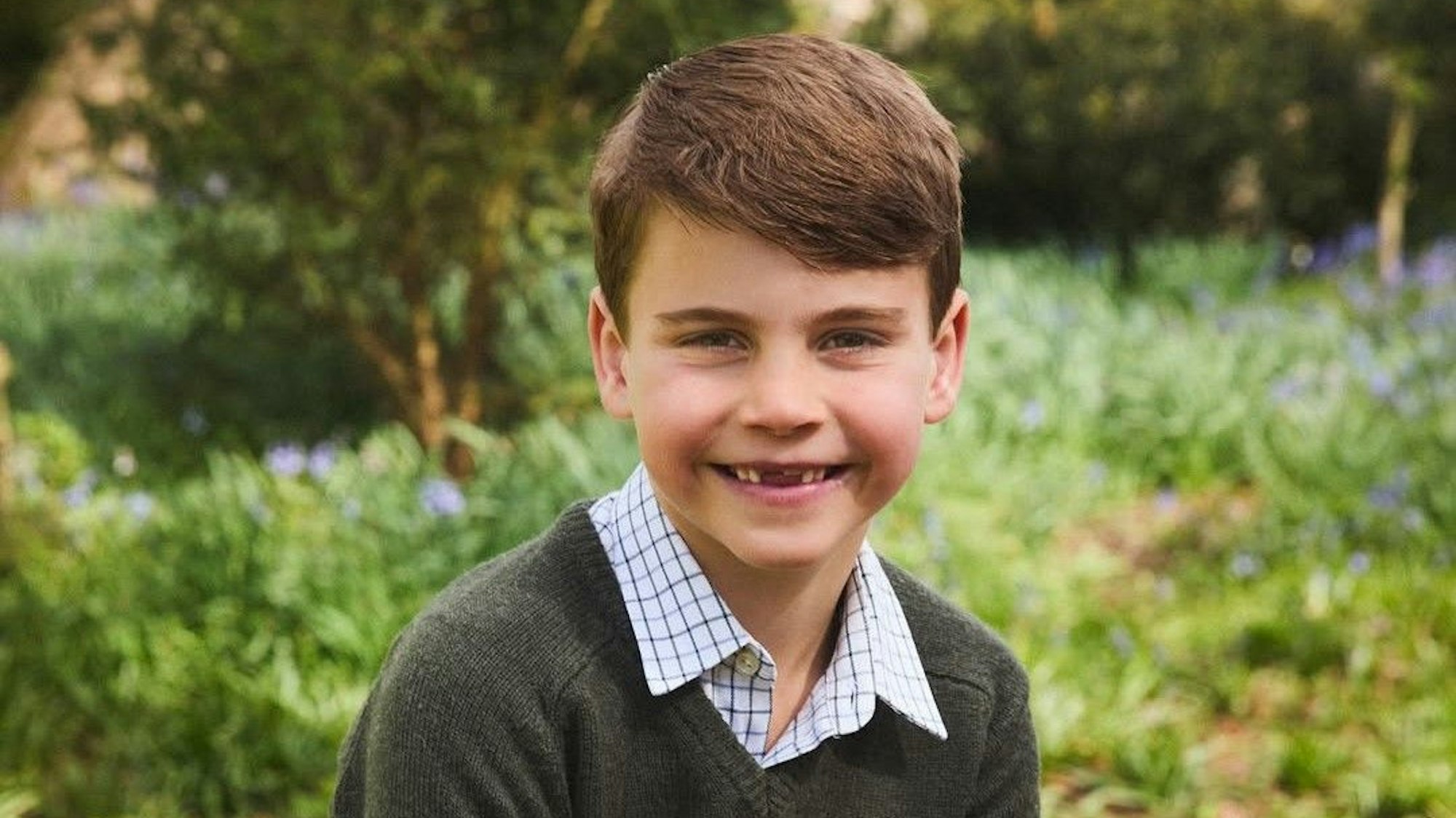 Prinz Louis lächelt in die Kamera.