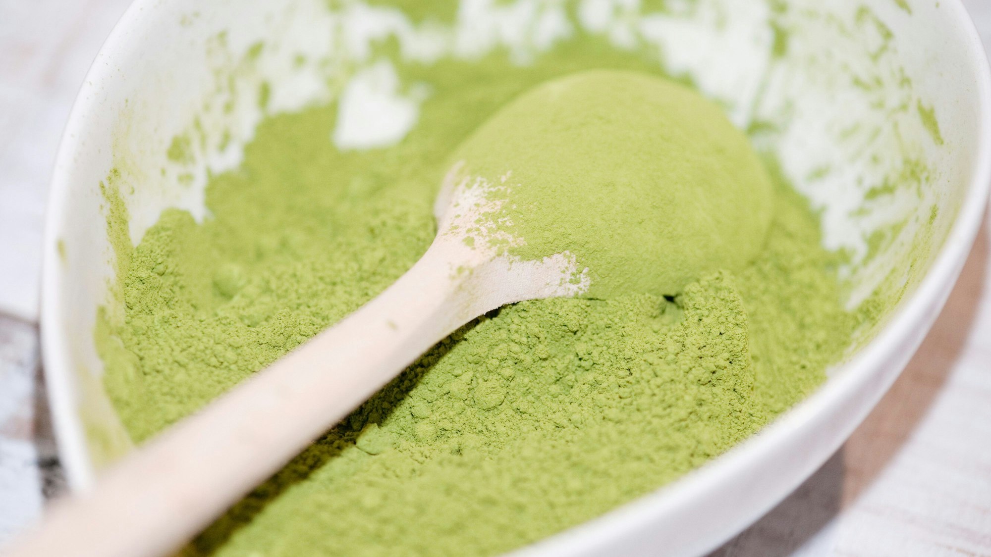 Matcha-Pulver in einer Schale mit einem Löffel.
