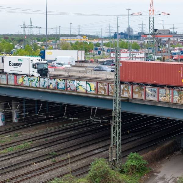 Das Kreuzungsbauwerk „Eifeltor” überführt die Autobahn A4 über die Gleise der Deutschen Bahn im Bereich des Umschlagbahnhofs Köln-Eifeltor.