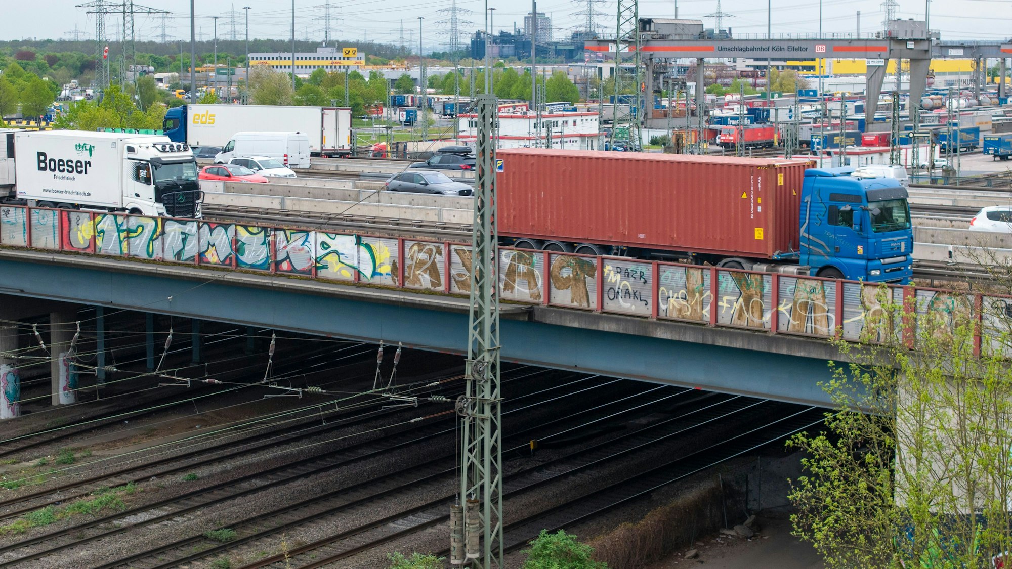 Das Kreuzungsbauwerk „Eifeltor” überführt die Autobahn A4 über die Gleise der Deutschen Bahn im Bereich des Umschlagbahnhofs Köln-Eifeltor.