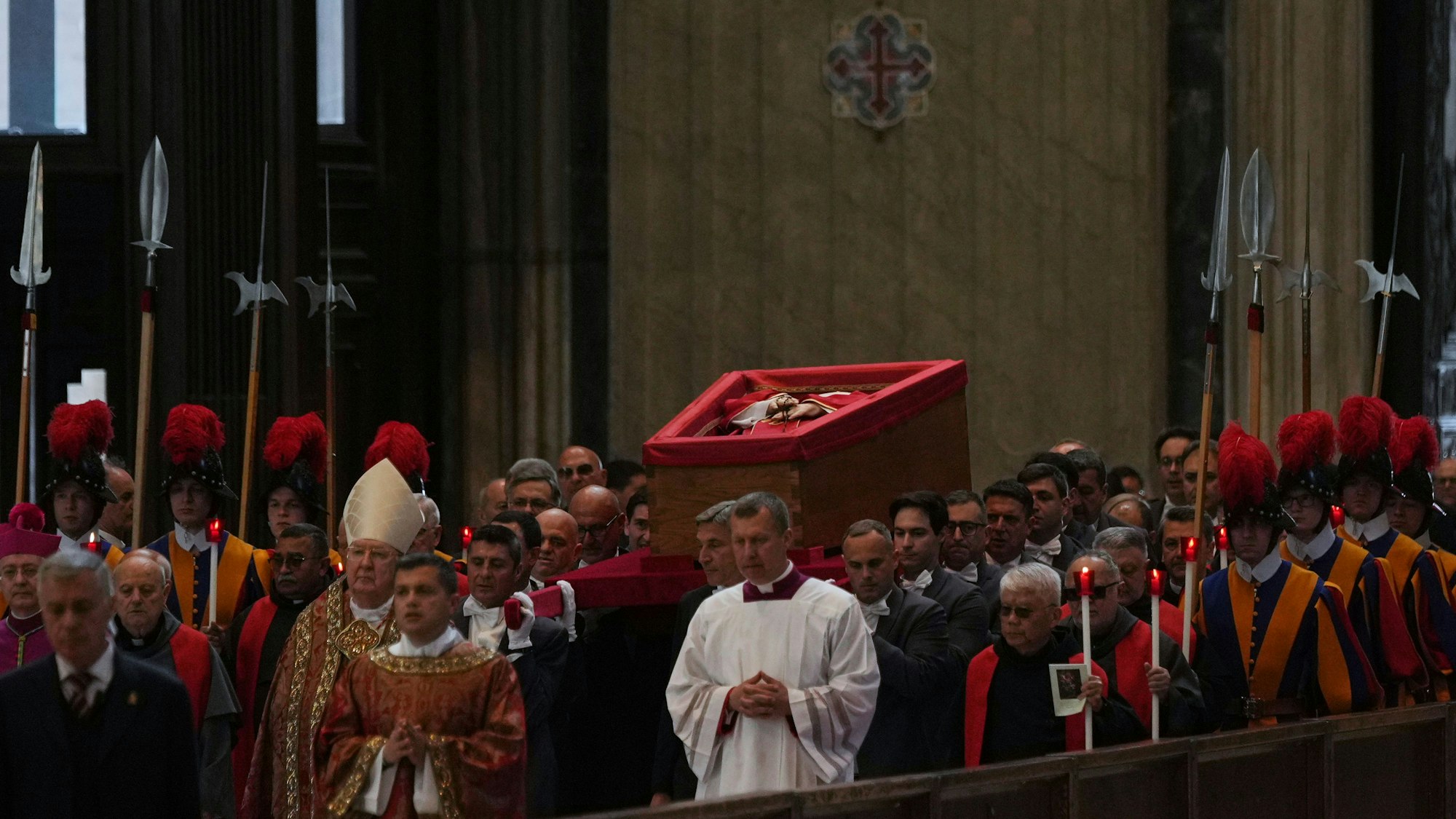 Die Prozession mit dem Leichnam von Papst Franziskus, der drei Tage lang in der Kirche aufgebahrt sein wird, betritt den Petersdom.