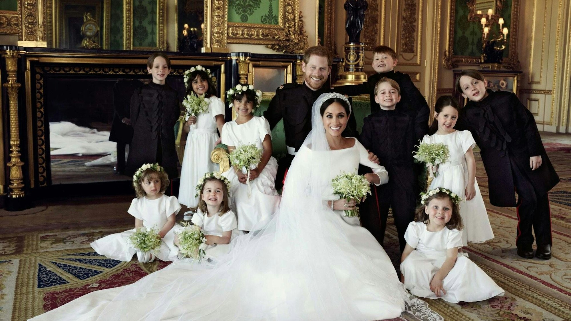 Prinz Harry und Meghan Markle strahlten an ihrem Hochzeitstag mit ihren Blumenkindern, darunter auch Prinz George in Windsor um die Wette.