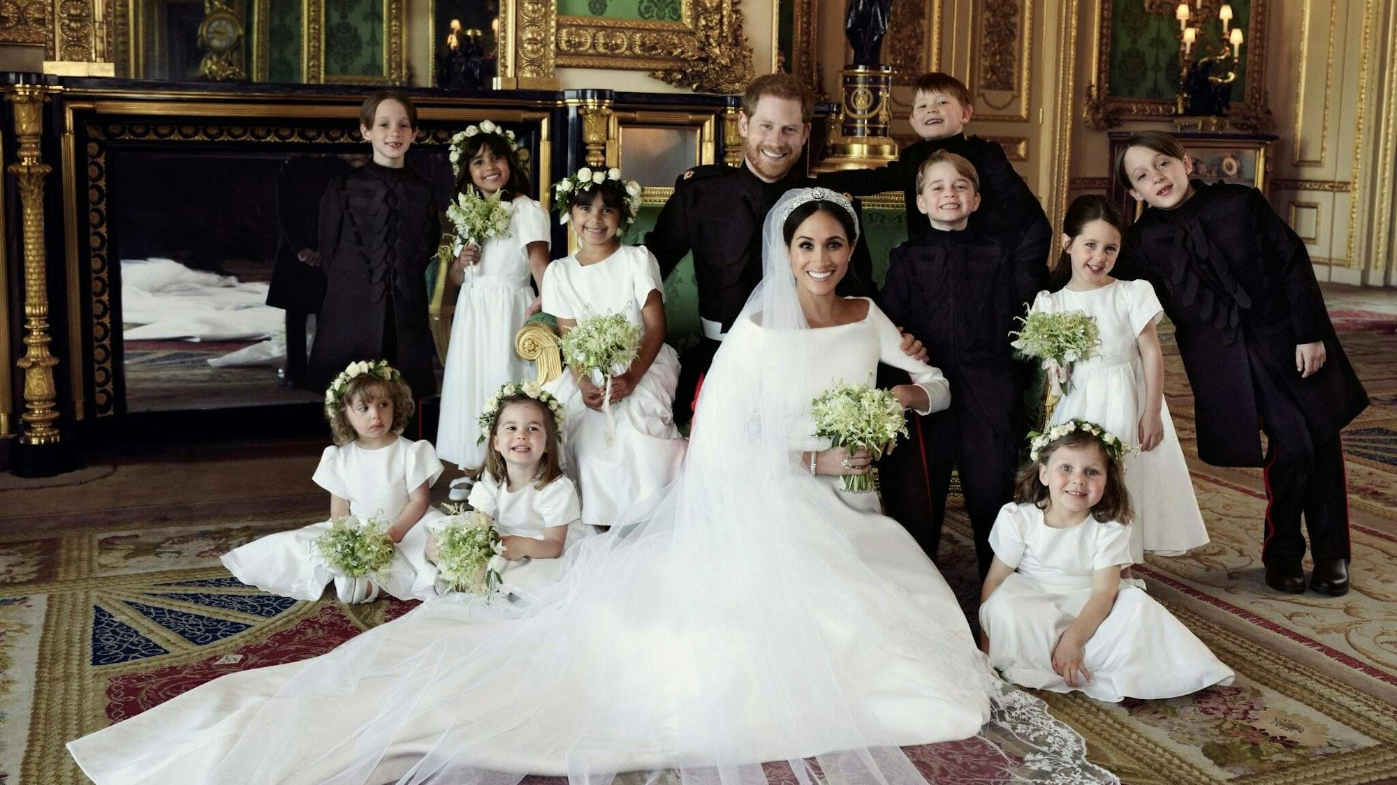 Meghan Markle und Prinz Harry bei ihrer Hochzeit mit Mini-Royals.