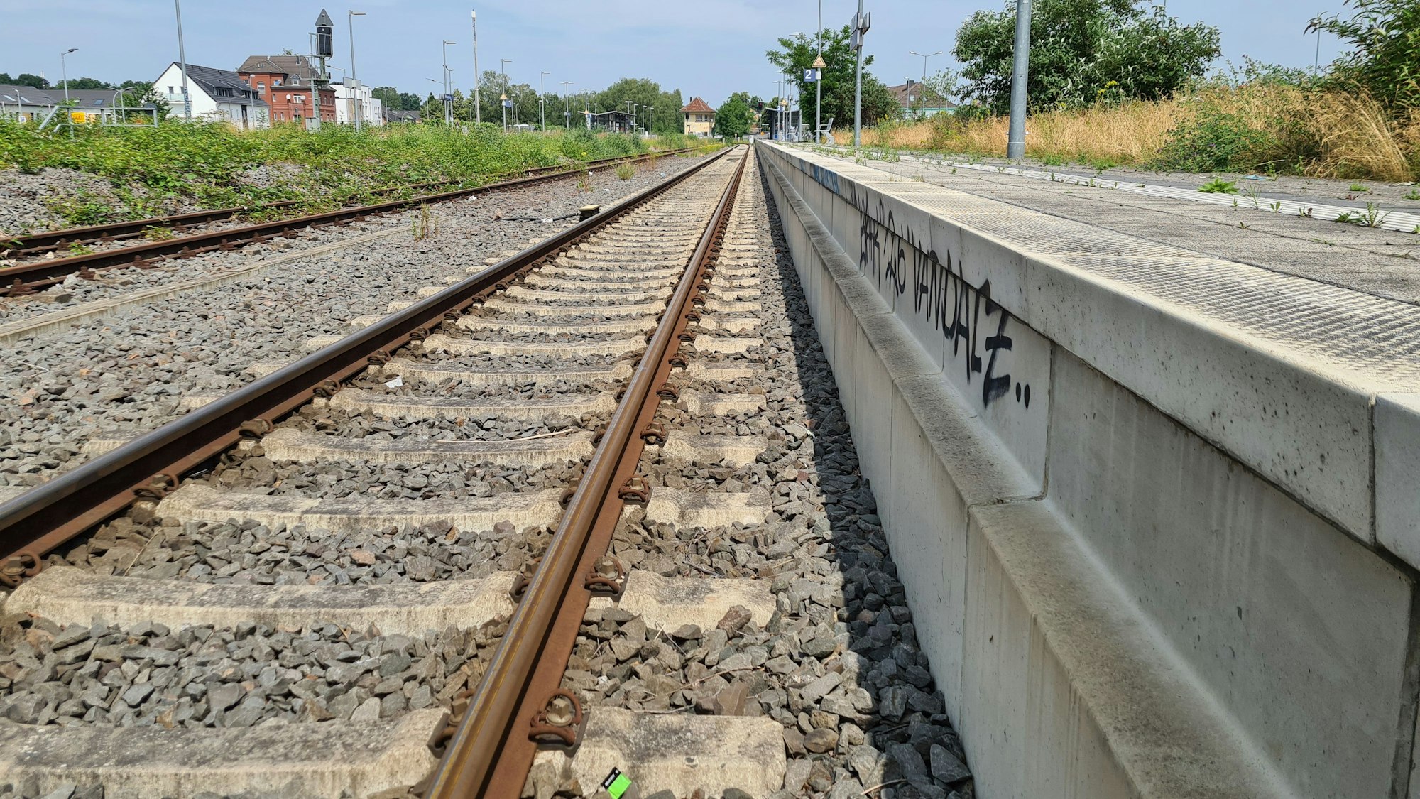 Zu sehen sind ein leeres Gleis und ein leerer Bahnsteig.
