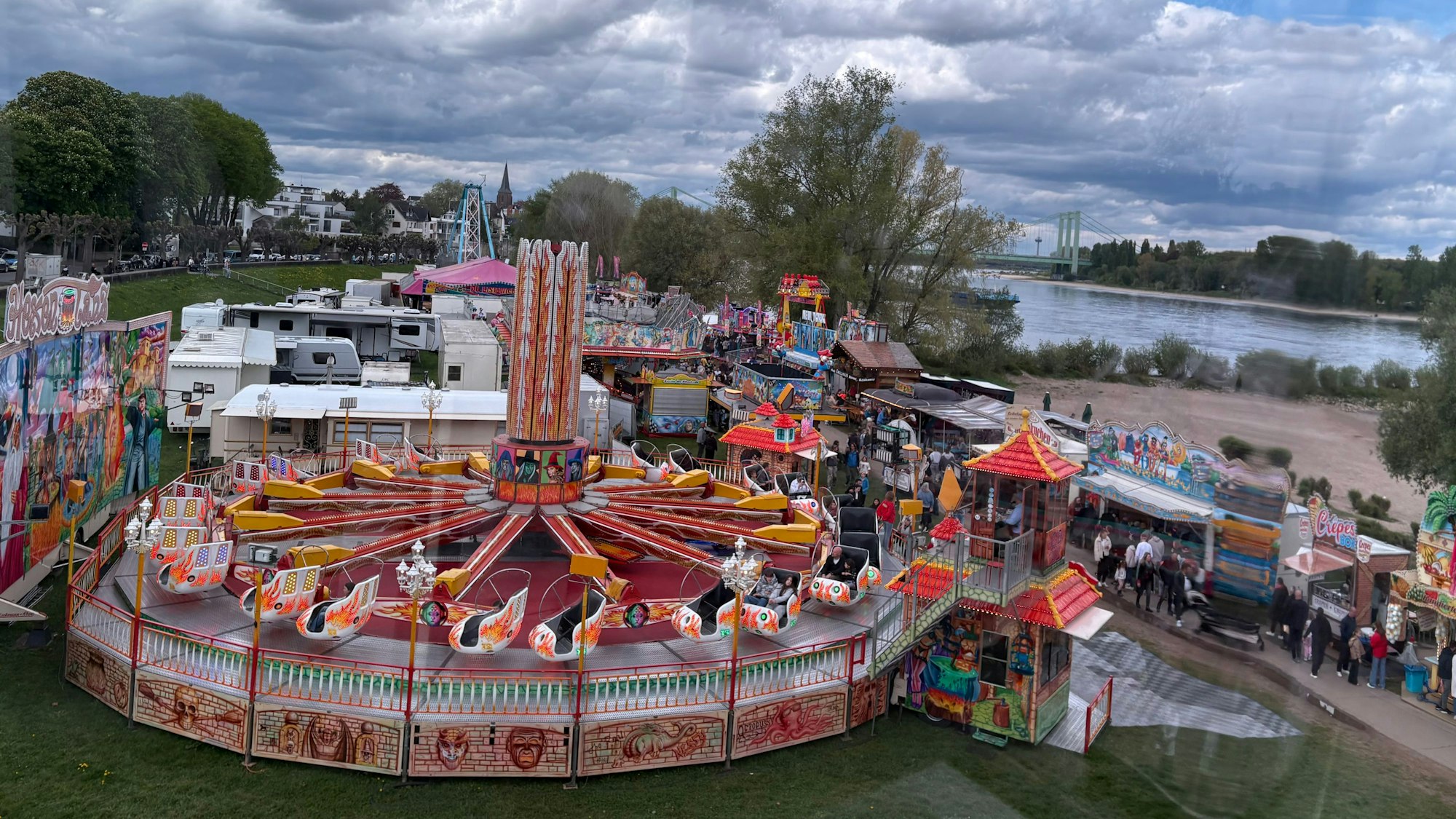 Frühlingskirmes in Rodenkirchen mit dem Fahrgeschäft Hexentanz.