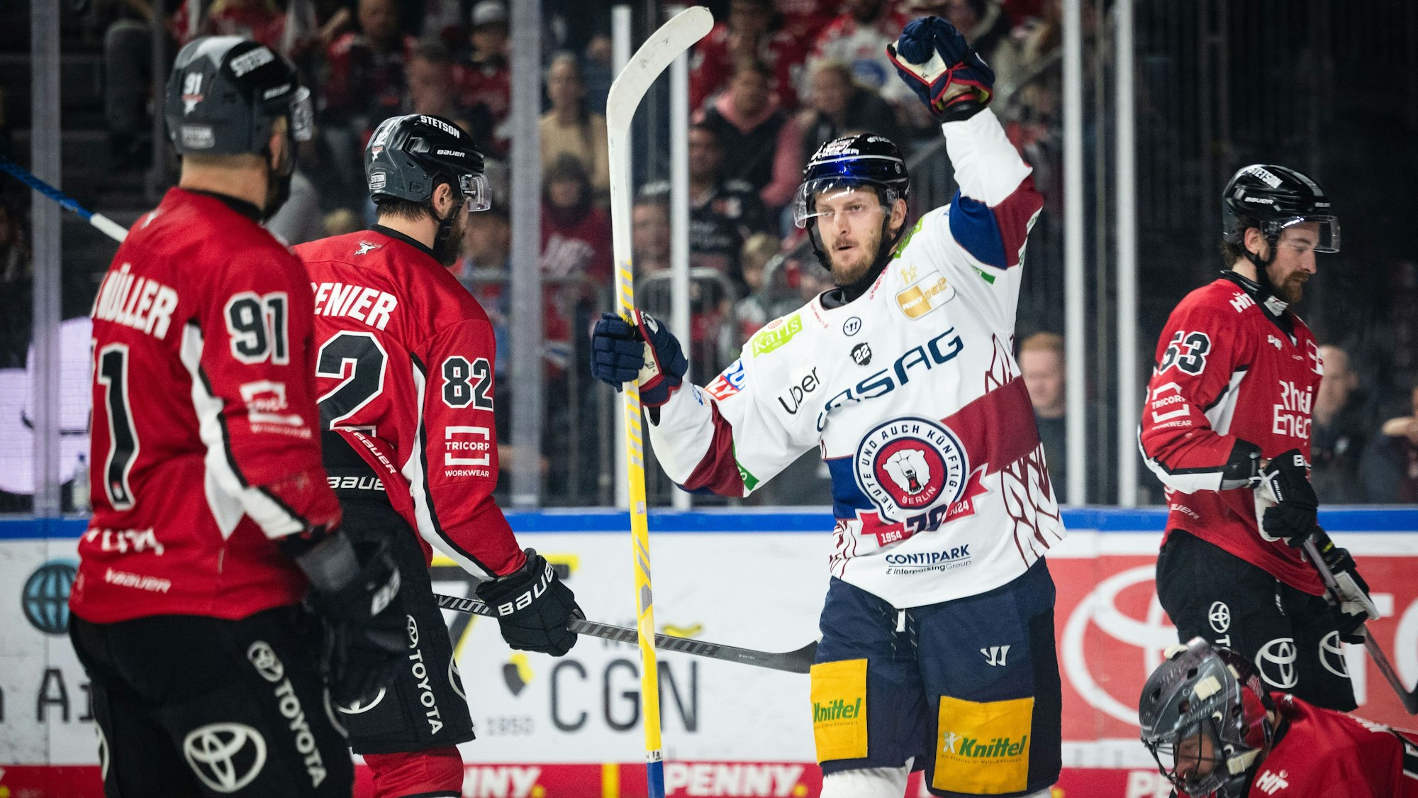Berlins Torschütze Manuel Wiederer (3. v.l.) jubelt nach seinem Treffer zum 3:0 gegen die Kölner Haie.