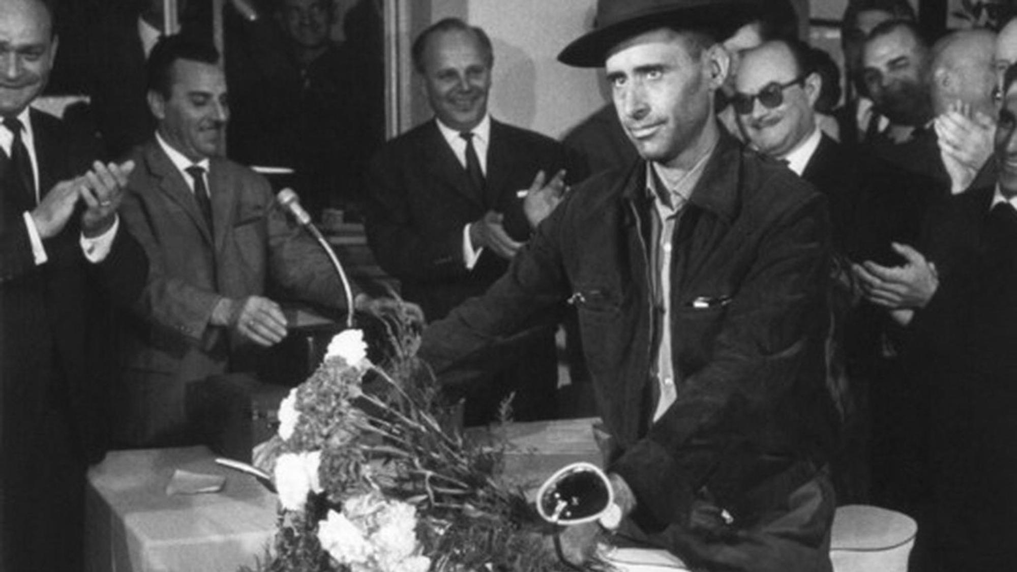 Der Portugiese Rodrigo de Sa wurde im September 1964 als millionster Gastarbeiter am Bahnhof Köln Deutz begrüßt.