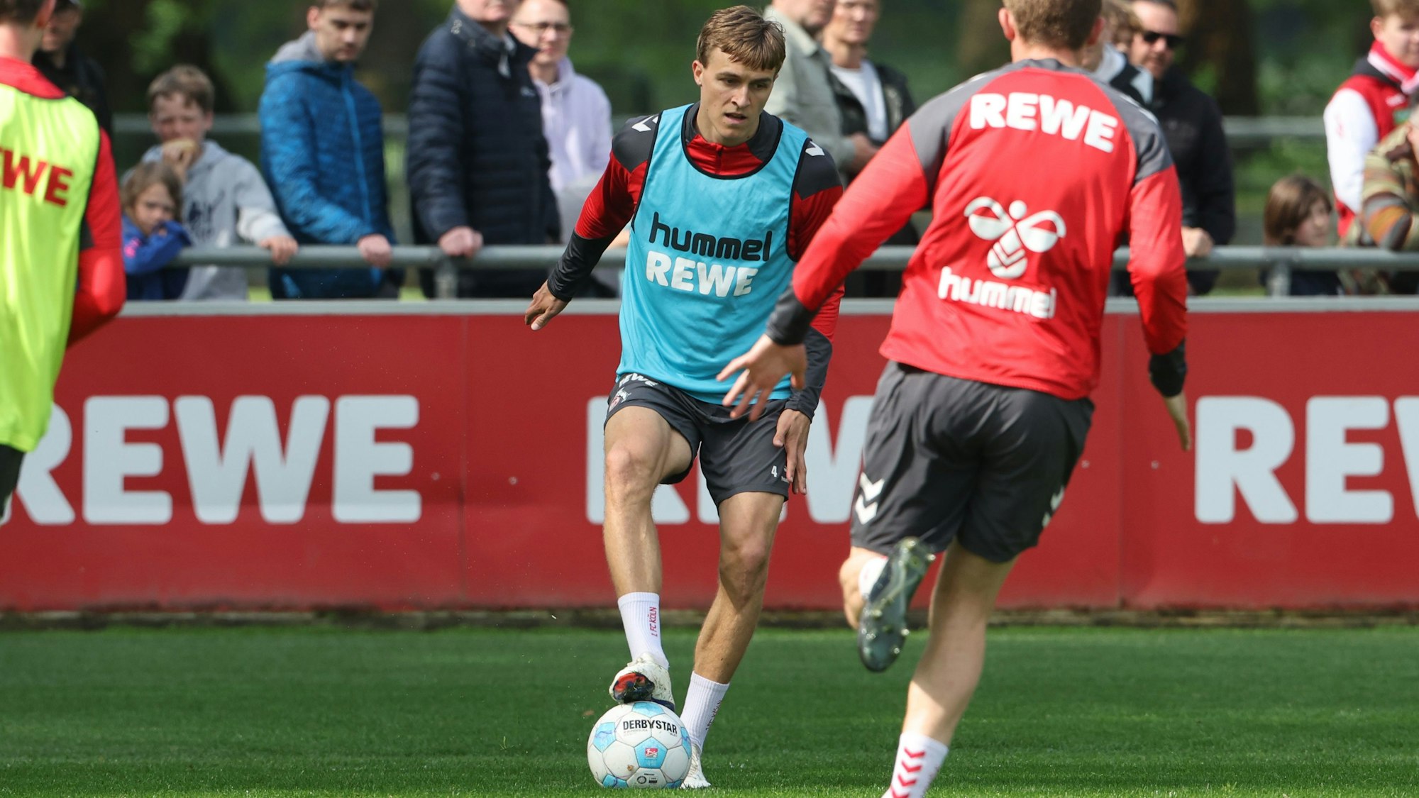 Ein Fußballspieler vom 1. FC Köln nimmt einen Ball an.