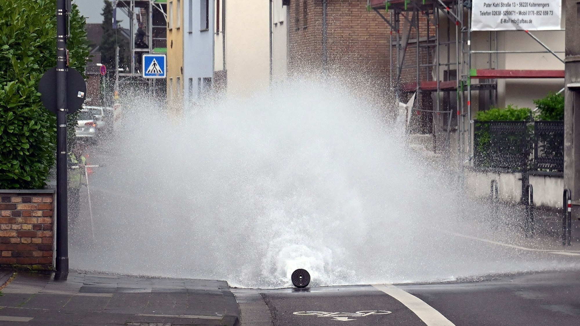Das Bild zeigt den Wasserrohrbruch auf der Hauptstraße in Köln-Zündorf.