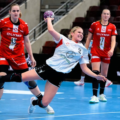 Handball: Bundesliga Frauen, HB Ludwigsburg - Bayer Leverkusen v.li. Valentina Klemencic Ludwigsburg, Annika Ingenpass Leverkusen Ludwigsburg MHP Arena Baden-Württemberg Deutschland *** Handball Bundesliga Women, HB Ludwigsburg Bayer Leverkusen v li Valentina Klemencic Ludwigsburg , Annika Ingenpass Leverkusen Ludwigsburg MHP Arena Baden Württemberg Germany