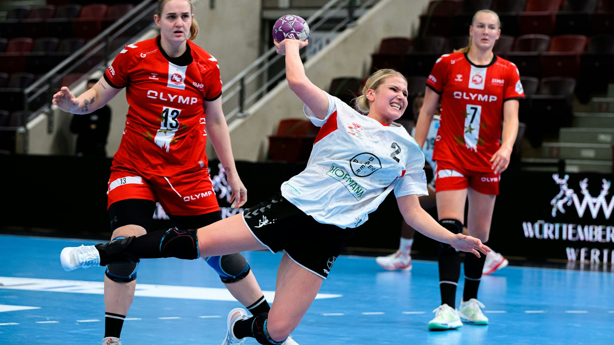 Handball: Bundesliga Frauen, HB Ludwigsburg - Bayer Leverkusen v.li. Valentina Klemencic Ludwigsburg, Annika Ingenpass Leverkusen Ludwigsburg MHP Arena Baden-Württemberg Deutschland *** Handball Bundesliga Women, HB Ludwigsburg Bayer Leverkusen v li Valentina Klemencic Ludwigsburg , Annika Ingenpass Leverkusen Ludwigsburg MHP Arena Baden Württemberg Germany