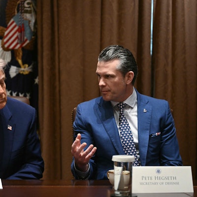 US-Präsident Donald Trump hält bislang an Hegseth fest. „Das sind Fake News“, sagte der Republikaner kürzlich über die brisante Chat-Affäre.