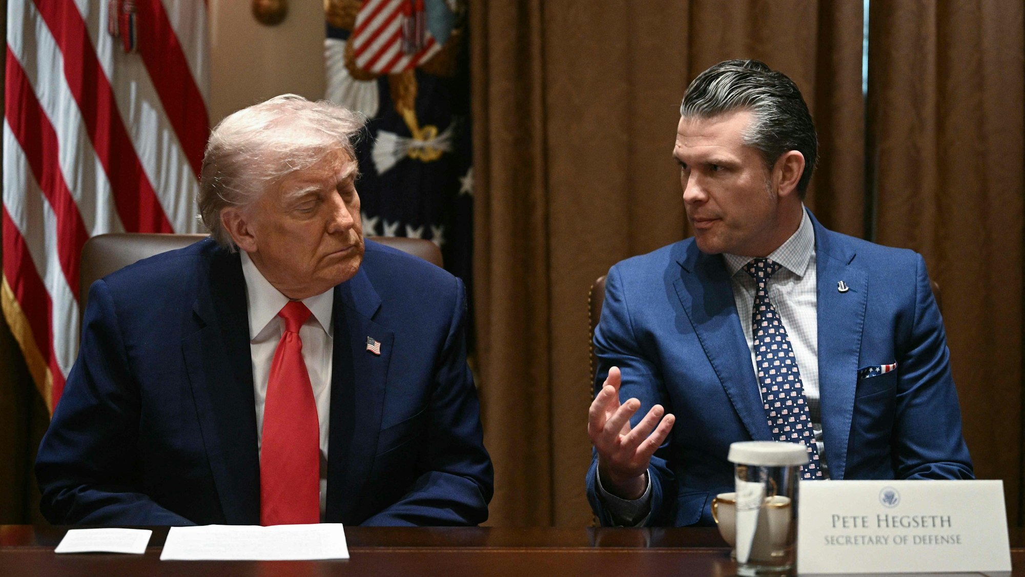 US-Präsident Donald Trump hält bislang an Hegseth fest. „Das sind Fake News“, sagte der Republikaner kürzlich über die brisante Chat-Affäre.