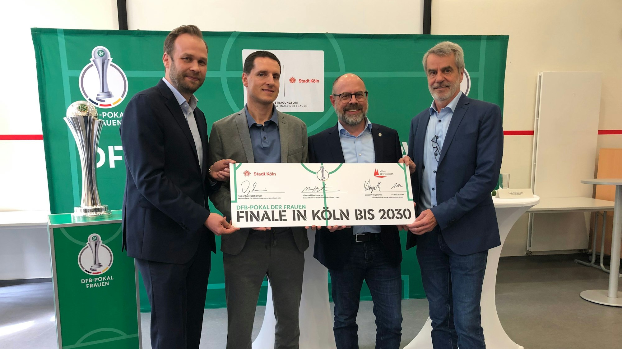 Robert Voigtsberger (Sportdezernent der Stadt Köln), Manuel Hartmann (Geschäftsführer Spielbetrieb DFB), Lutz Wingerath (Geschäftsführer Kölner Sportstätten) (v.l.)