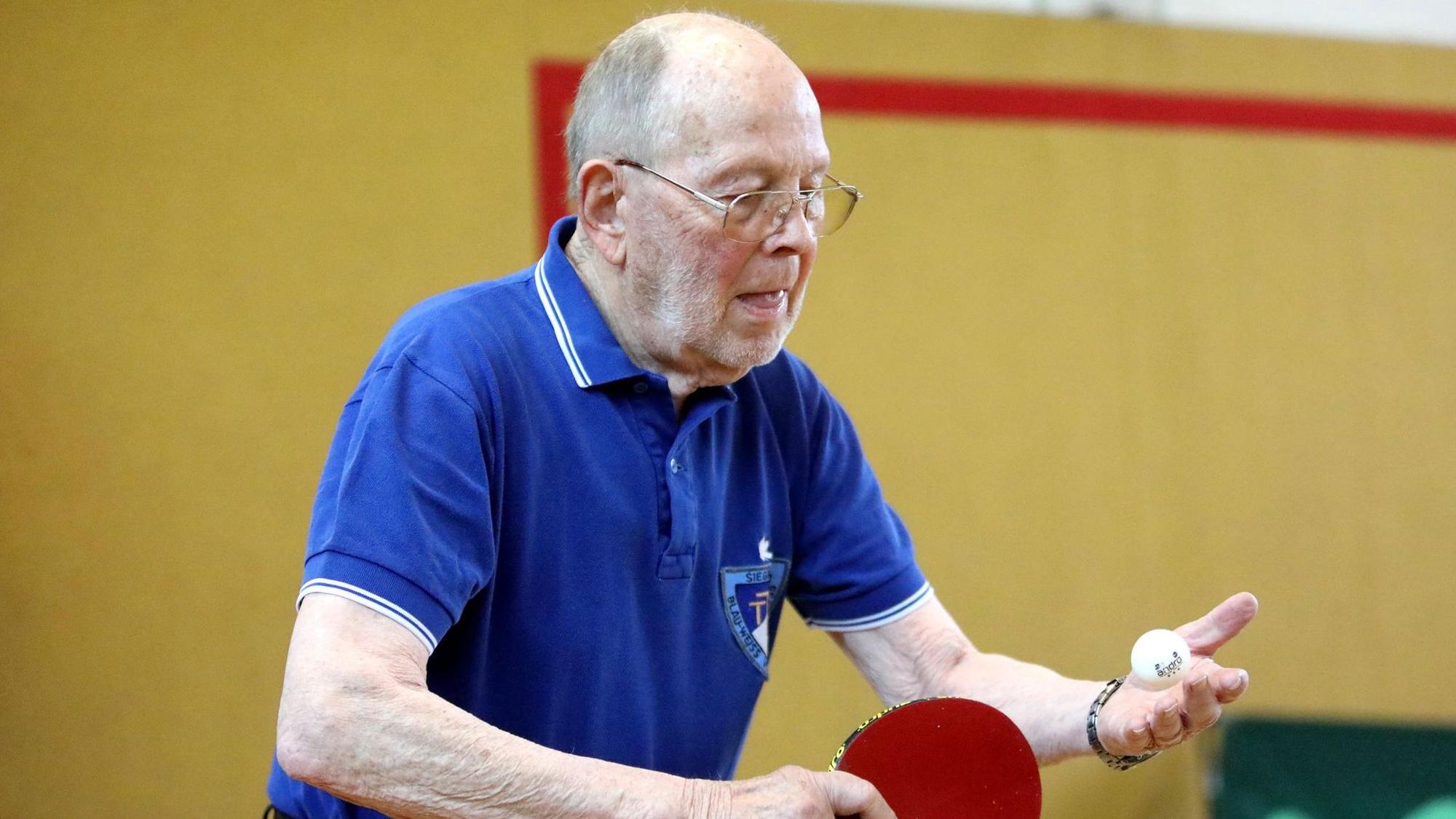 Tischtennisspieler Karl-Heinz Wiesgen verabschiedet sich nach 75 Jahren beim TTC Blau-Weiß Viktoria Siegburg vom aktiven Sport