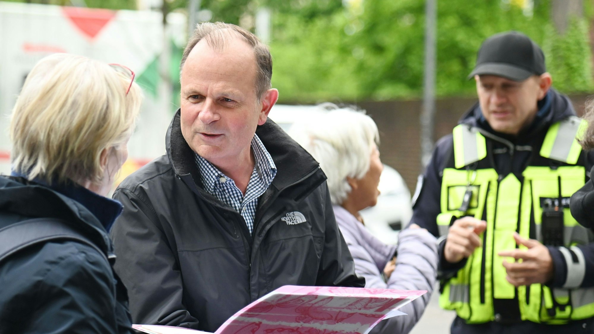 Leiter des Ordnungsamtes Ralf Mayer bei einem Veedelstreff in Riehl