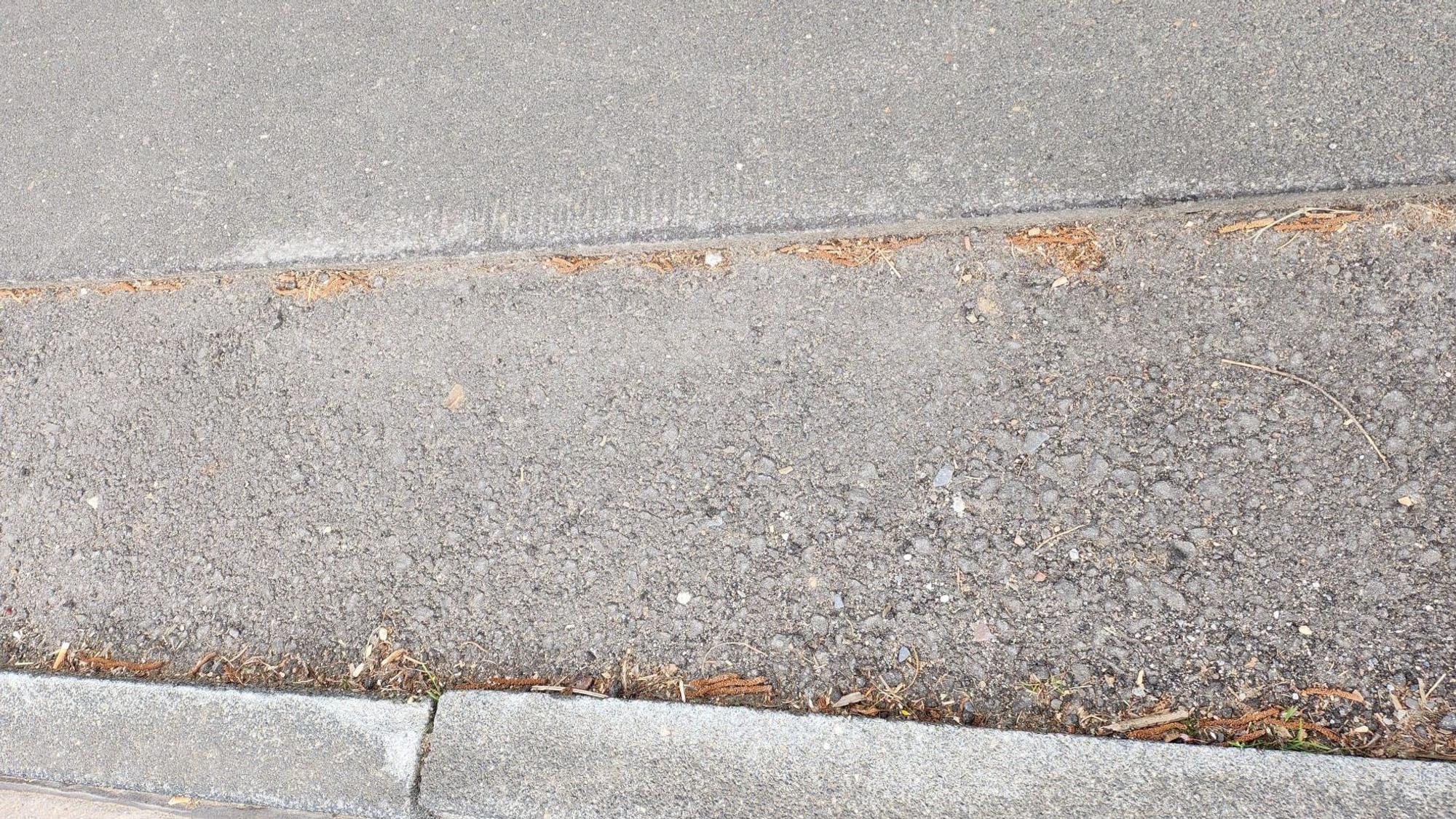 An der Bushaltestelle in Rothenberg gibt es eine Stolperkante.