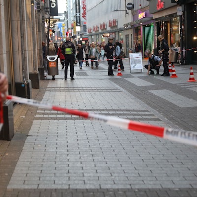 10.10.2024, Köln: In der Nähe des Wallrafplatzes in der Innenstadt wurde ein Mann durch Messerstiche schwer Verletzt. Die polizei ermittelt. Foto: Arton Krasniqi