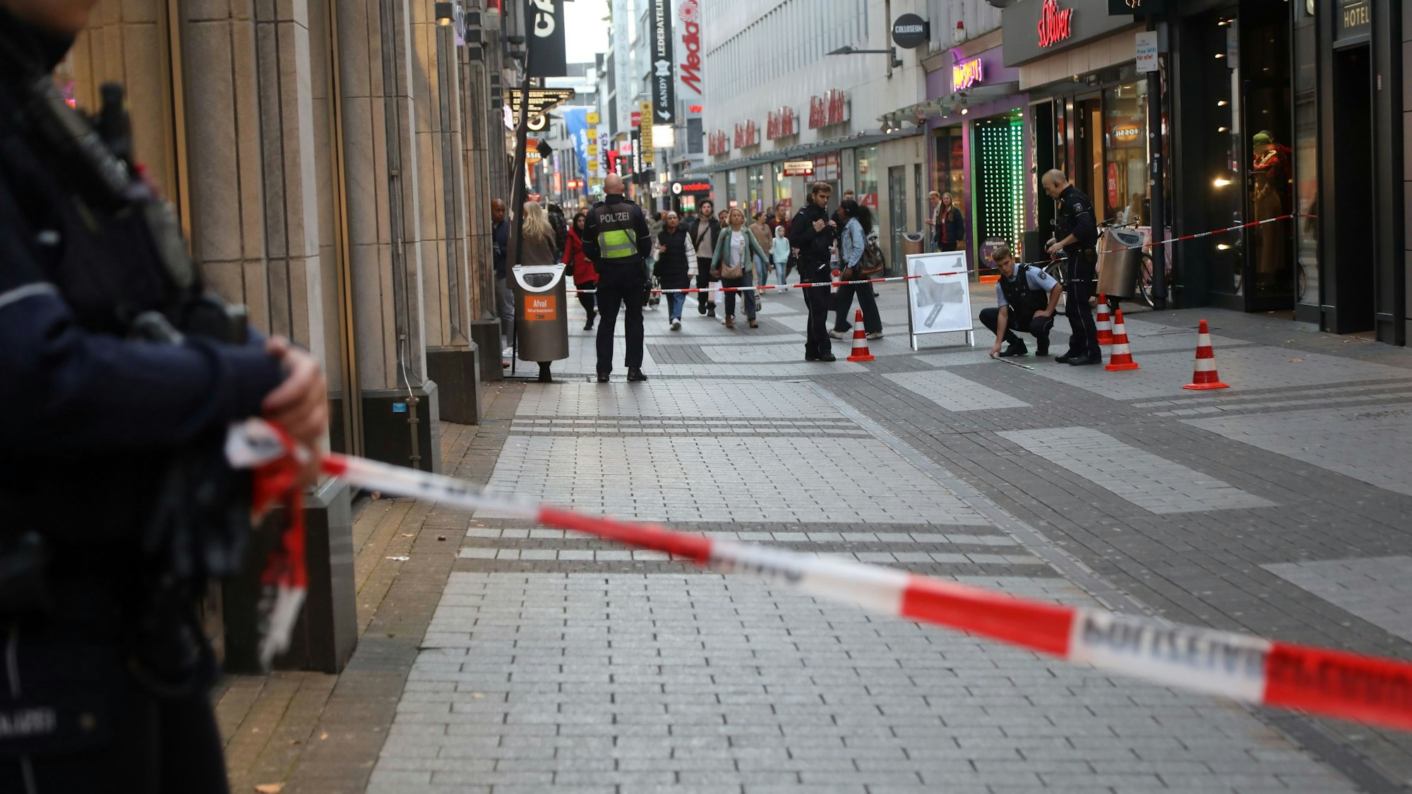 10.10.2024, Köln: In der Nähe des Wallrafplatzes in der Innenstadt wurde ein Mann durch Messerstiche schwer Verletzt. Die polizei ermittelt. Foto: Arton Krasniqi
