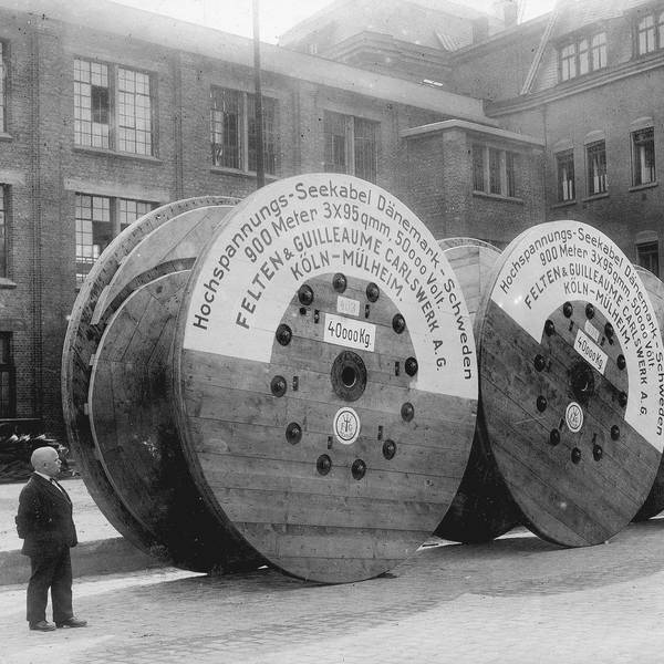 Felten & Guilleaume, Köln: Im Jahre 1925 wurde zwischen Dänemark und Schweden ein neues, 50 Kilometer langes Sundkabel verlegt. Vor der Auslieferung wurden die Trommeln noch einmal im Bild festgehalten.