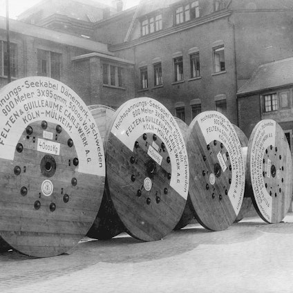 Felten & Guilleaume, Köln: Im Jahre 1925 wurde zwischen Dänemark und Schweden ein neues, 50 Kilometer langes Sundkabel verlegt. Vor der Auslieferung wurden die Trommeln noch einmal im Bild festgehalten.
