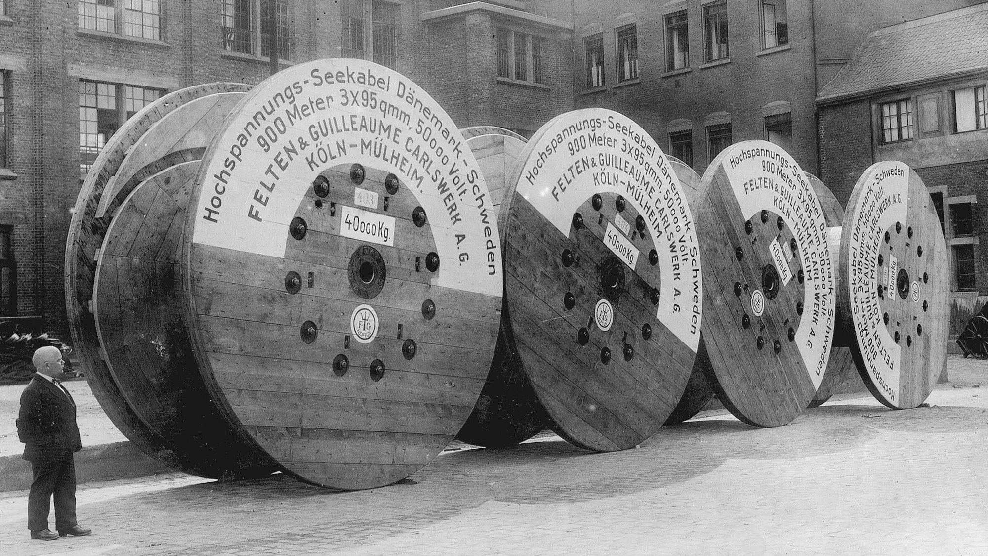 Felten & Guilleaume, Köln: Im Jahre 1925 wurde zwischen Dänemark und Schweden ein neues, 50 Kilometer langes Sundkabel verlegt. Vor der Auslieferung wurden die Trommeln noch einmal im Bild festgehalten.