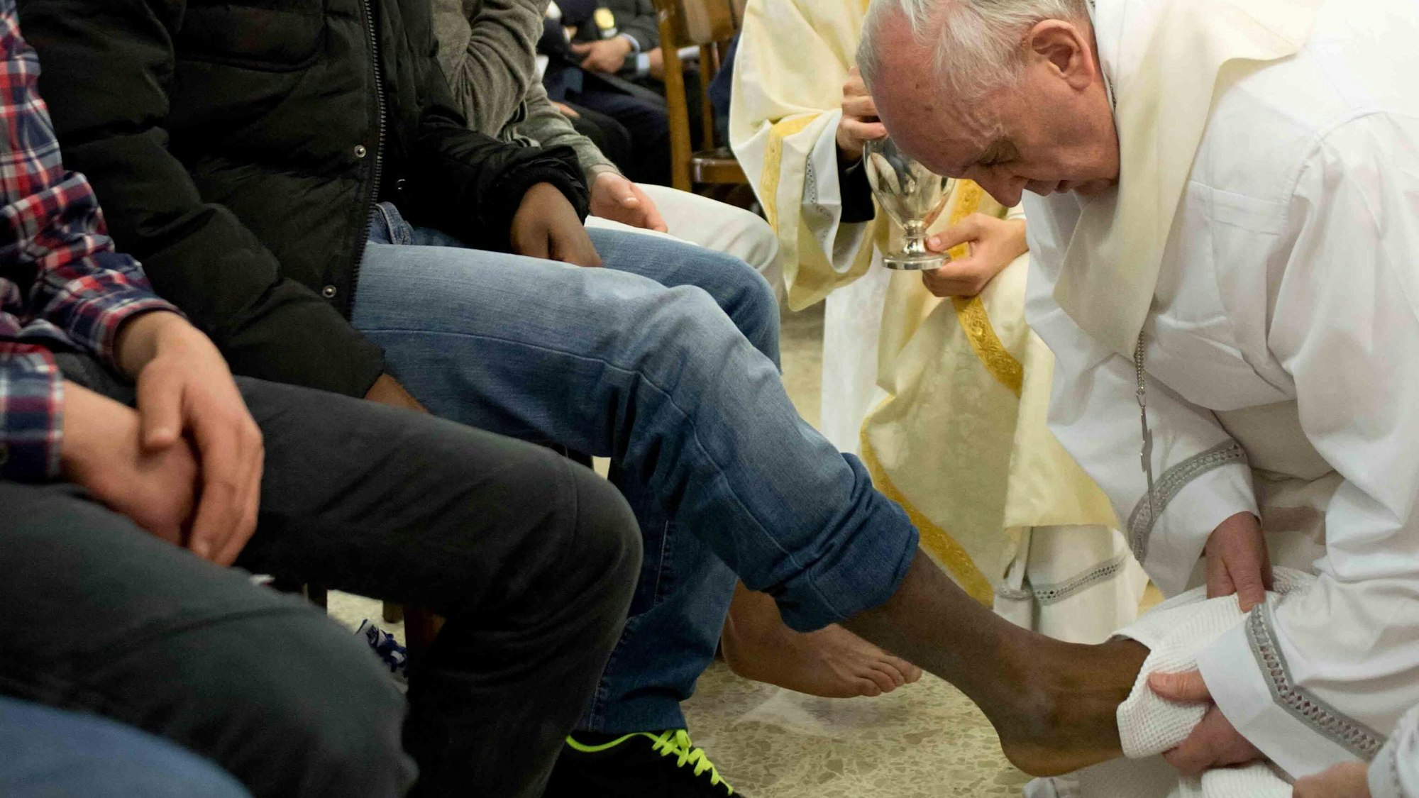 Papst Franziskus wäscht Füße im Jugendgefängnis Casal del Marmo.