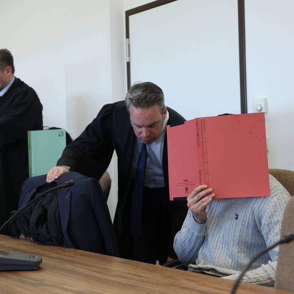 Die drei Angeklagten mit ihren Verteidigern beim Prozessauftakt im Kölner Landgericht