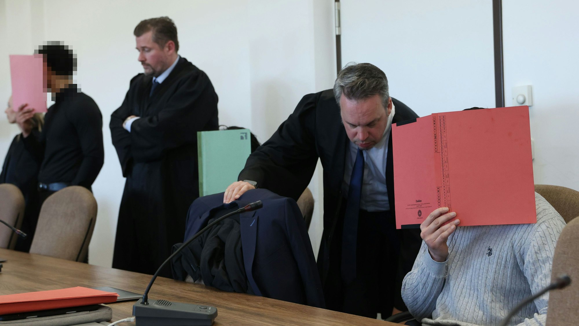 Die drei Angeklagten mit ihren Verteidigern. (Archivbild)