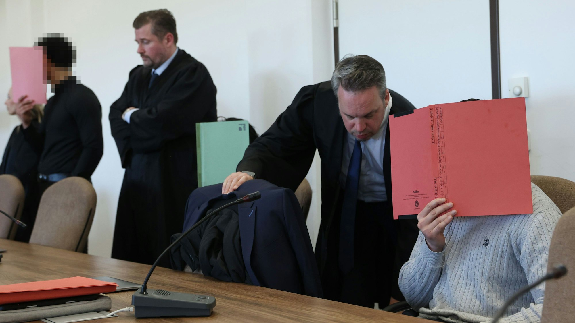 Drei mutmaßliche Mitglieder einer Kölner Drogenbande müssen sich derzeit vor dem Kölner Landgericht verantworten.