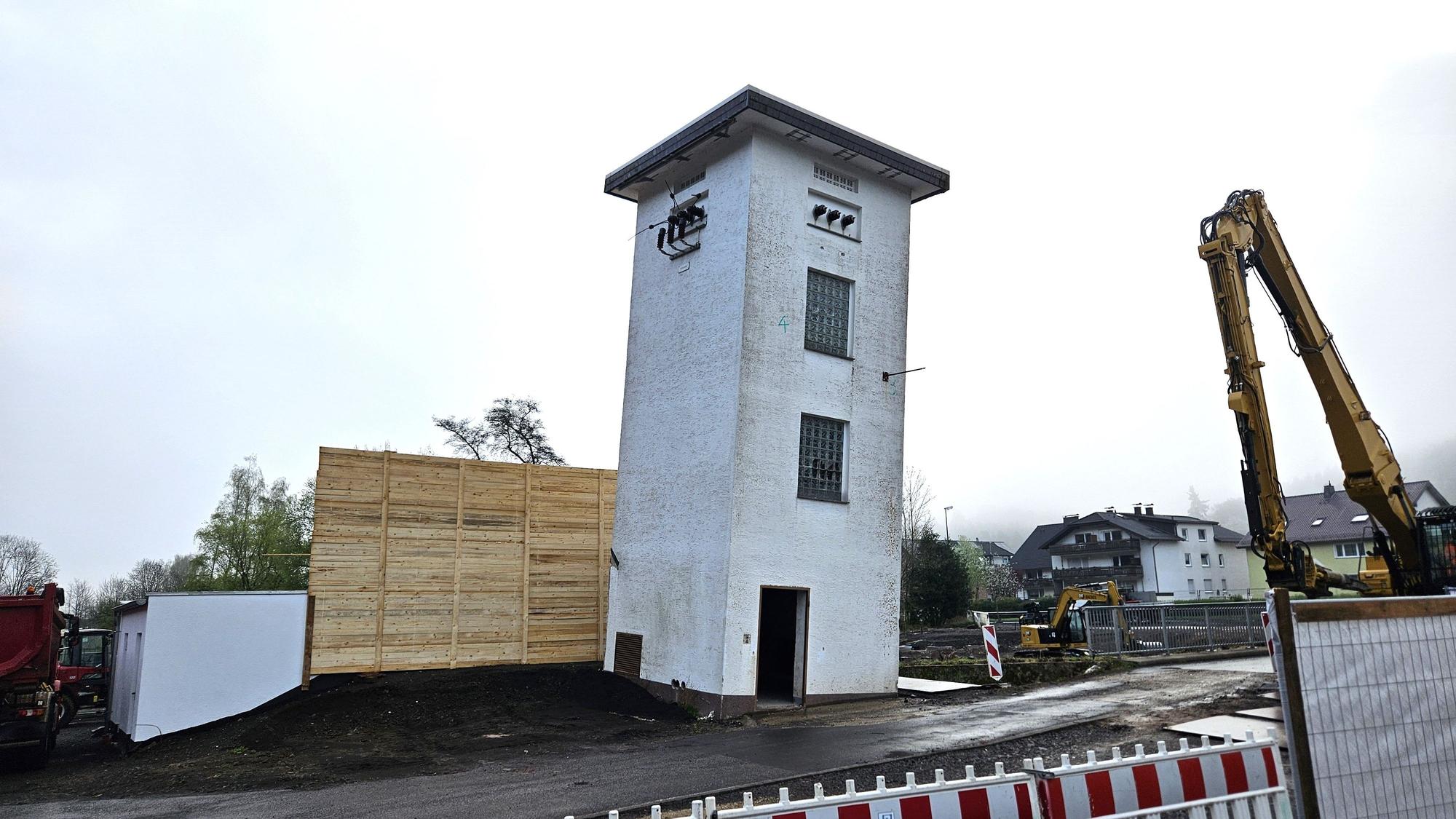 Das Bild zeigt den schiefen Turm vor dem Abriss.