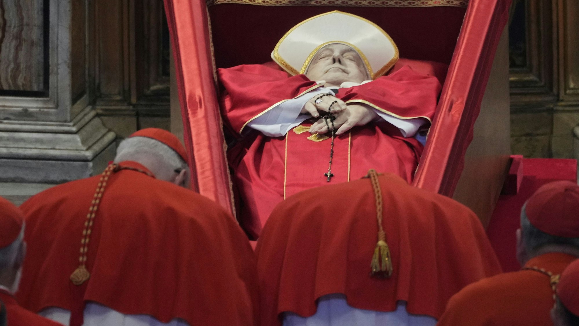 Kardinäle erweisen Papst Franziskus im Petersdom im Vatikan die Ehre, wo sein Leichnam drei Tage lang aufgebahrt sein wird.