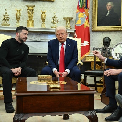 Wolodymyr Selenskyj (v.r.n.l.), Donald Trump und J.D. Vance am 28. Februar im Weißen Haus. Die USA wollen die Ukraine offenbar drängen, weite Teile ihres Territoriums an Russland abzutreten.