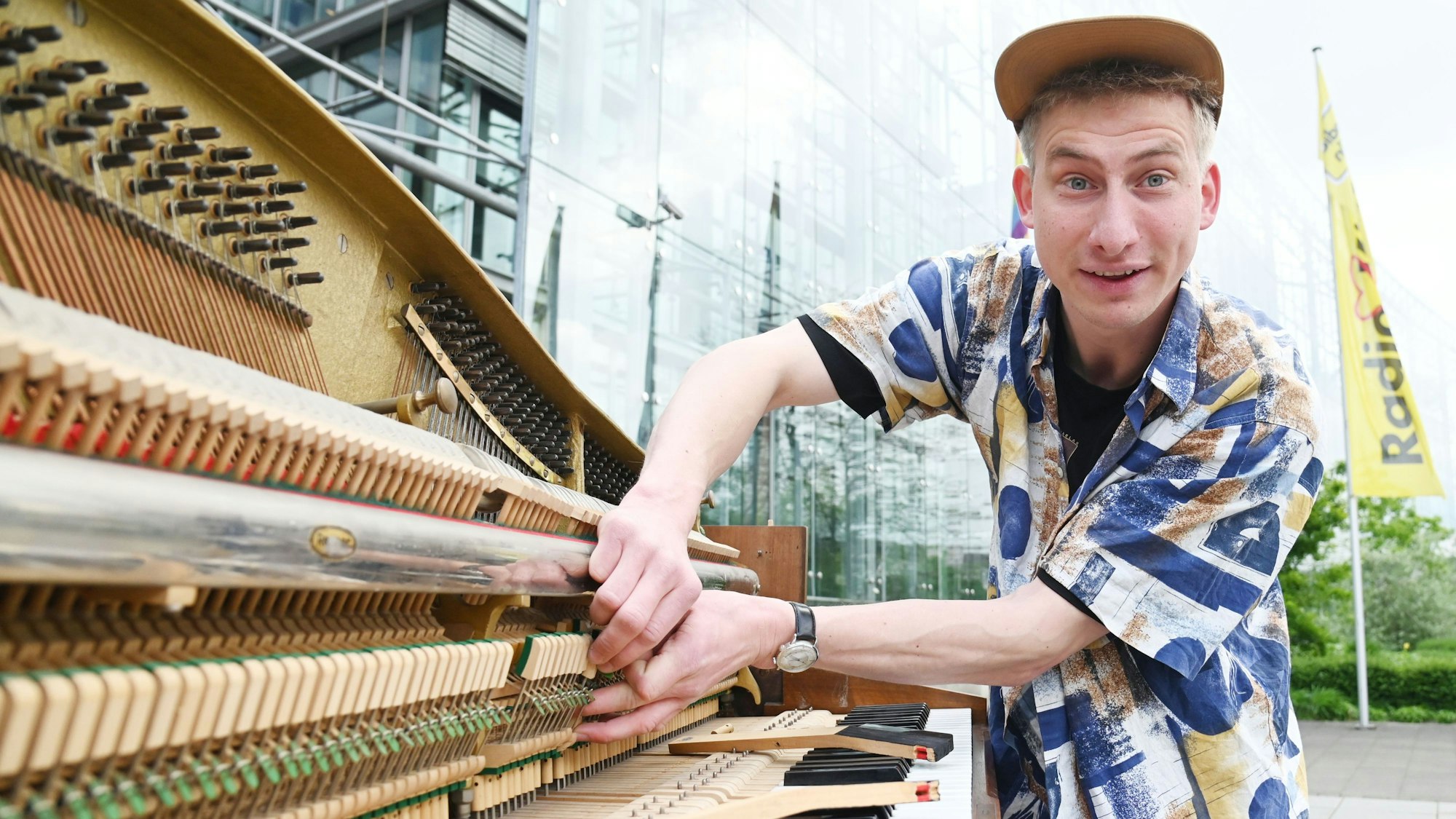 Der Kölner Straßenmusiker Thelonious Herrmann vor dem Besuch im Podcast-Studio der Redaktion