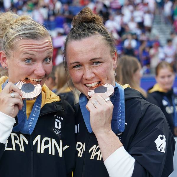 ARCHIV - 10.08.2024, Frankreich, Paris: Olympia, Paris 2024, Fußball, Frauen, Parc des Princes, Marina Hegering (r) und Alexandra Popp aus Deutschland jubeln über die Bronzemedaille. In Los Angeles 2028 soll es mehr Startplätze für Frauenteams geben. (zu dpa: «1. FC Köln holt Ex-Nationalspielerin Hegering aus Wolfsburg») Foto: Marcus Brandt/dpa +++ dpa-Bildfunk +++
