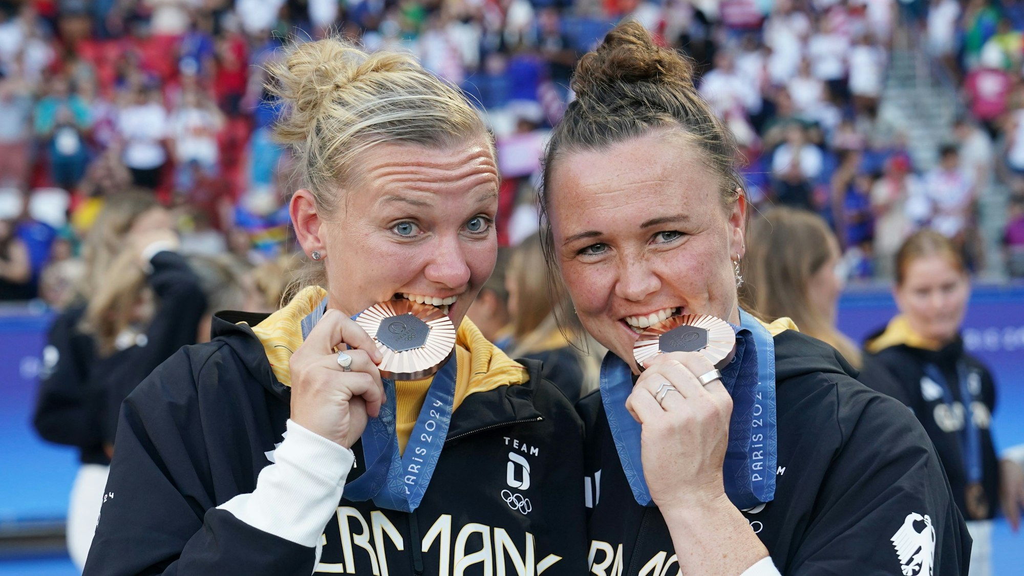 ARCHIV - 10.08.2024, Frankreich, Paris: Olympia, Paris 2024, Fußball, Frauen, Parc des Princes, Marina Hegering (r) und Alexandra Popp aus Deutschland jubeln über die Bronzemedaille. In Los Angeles 2028 soll es mehr Startplätze für Frauenteams geben. (zu dpa: «1. FC Köln holt Ex-Nationalspielerin Hegering aus Wolfsburg») Foto: Marcus Brandt/dpa +++ dpa-Bildfunk +++